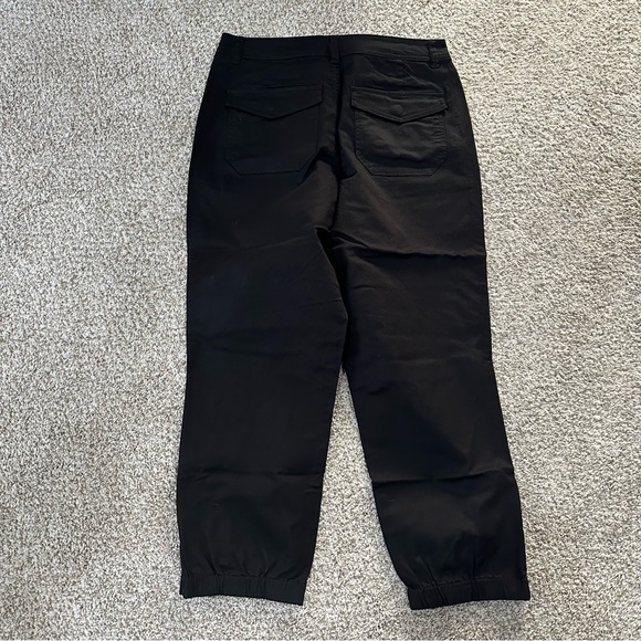 Women’s Size 6 Lisa Rinna Cropped Pants with Side Zipper - Picture 3 of 15